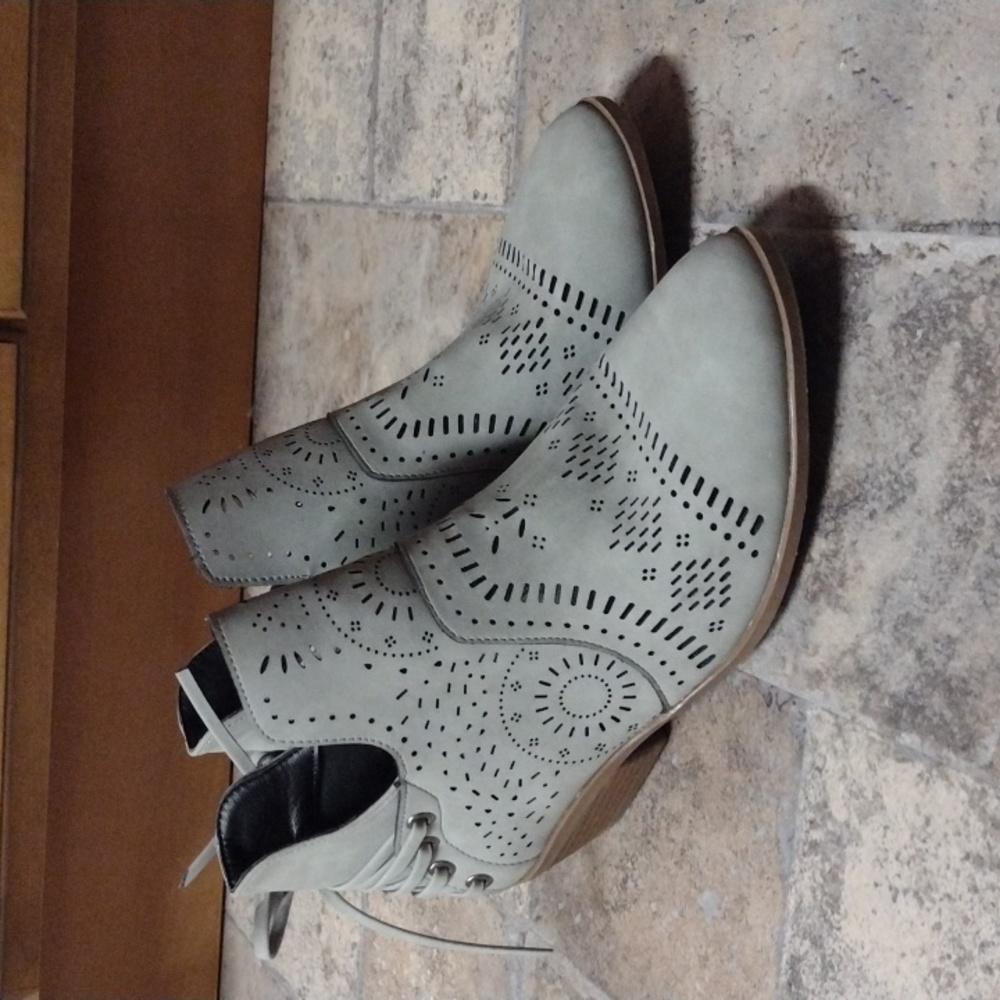 Perforated ankle bootie size 7